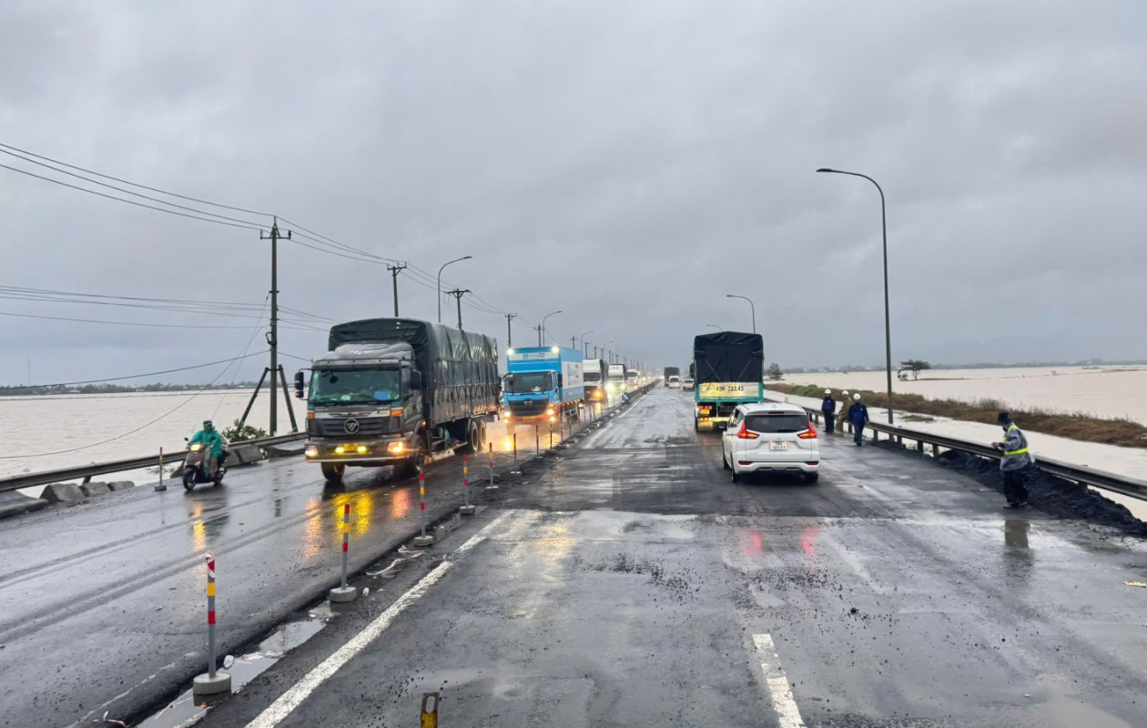 Bộ Xây dựng tiếp ứng vật tư, chỉ đạo xử lý sạt lở, huy động tổng lực mở đường sau lũ